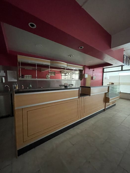 Balcão café grande com arca refrigeração