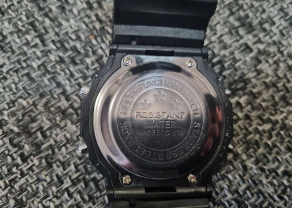 Zegarek elektroniczny retro w stylu z lat 80tych