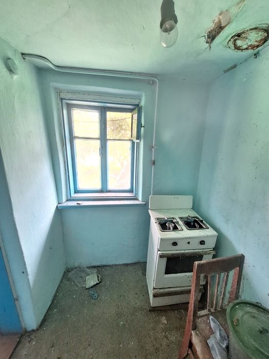 Будинок з прибудовами  на березі річки Дністер