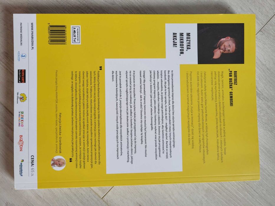 Książka Muzyka, Mikrofon, Akcja