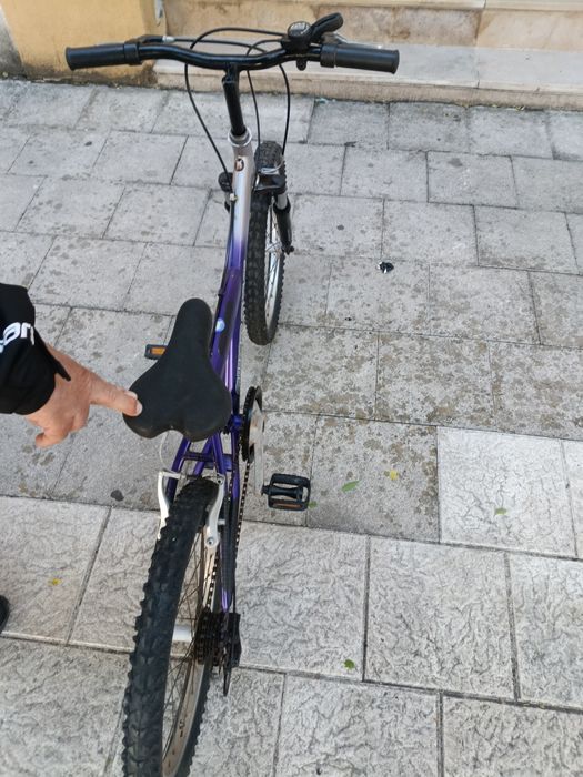 50€  bicicleta roda 20 com mudanças e suspensão pegar e andar