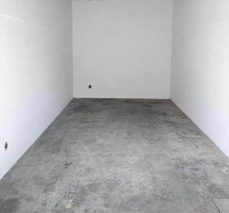 Garagem box para arrendamento - 13,5m2 - Acesso Reservado