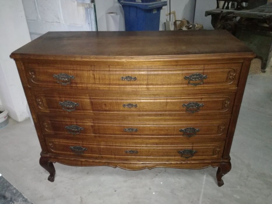 comoda em castanho maciço