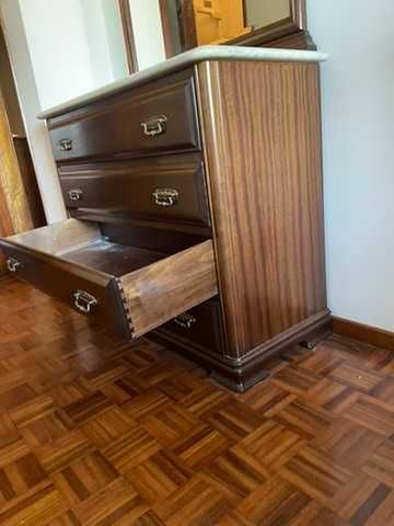 Cómoda em madeira com tampo em mármore