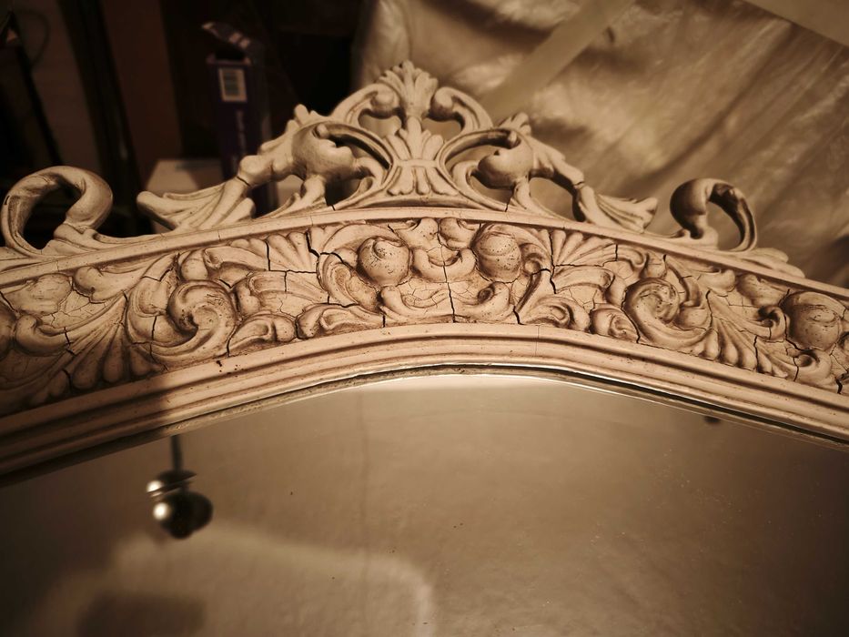 Espelho antigo com armadura creme/branco