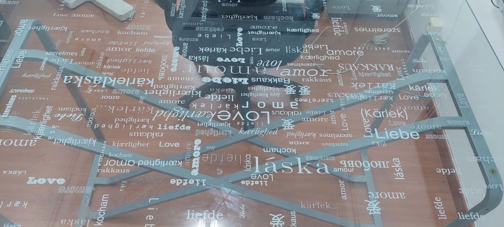 Secretaria em vidro transparente com desenhos