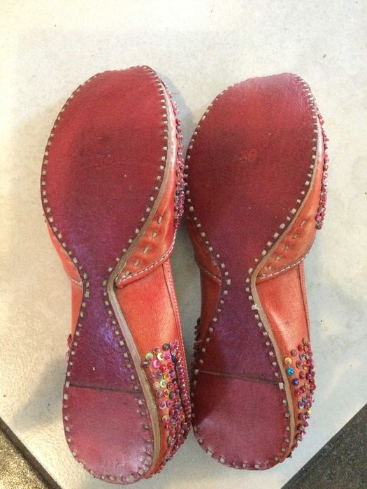 Skórzane buty wyszywane koralikami i cekinami