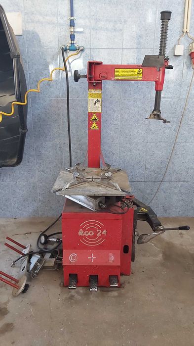 Maquina de montar e calibrar pneus