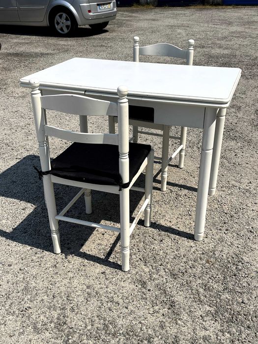 Conjunto mesa branca e duas cadeiras