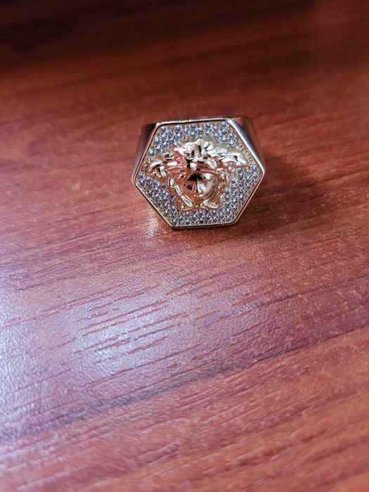 Pierścionek w stylu versace