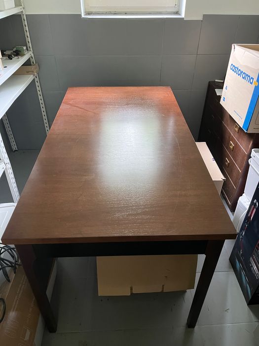 Biurko lub stół z litego drewna, piękny kolor brązu, czarne elementy