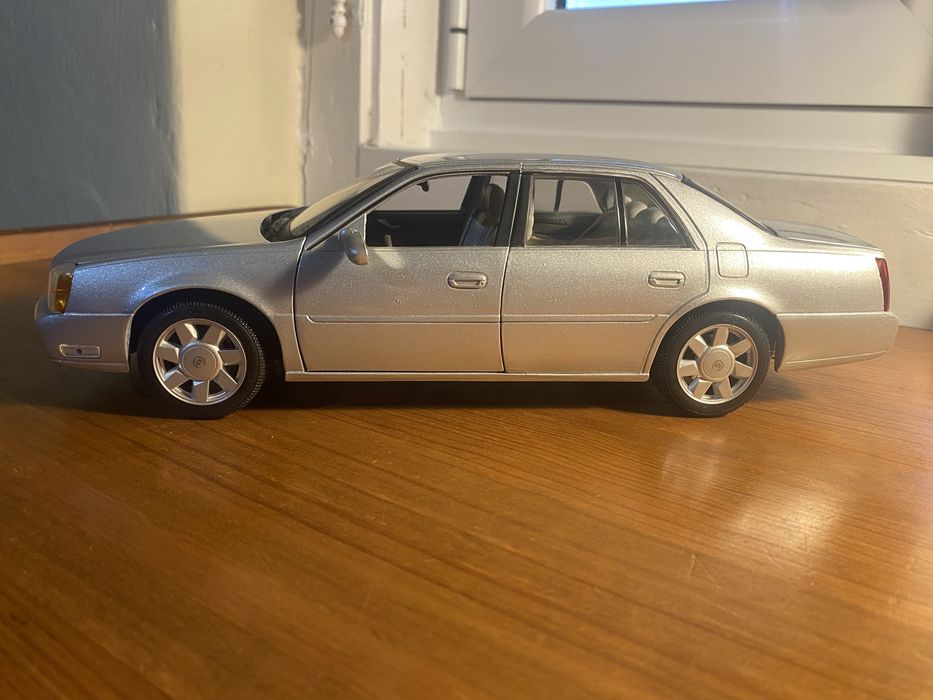 Carro miniatura Cadillac DeVille - Maisto - Escala 1/18.