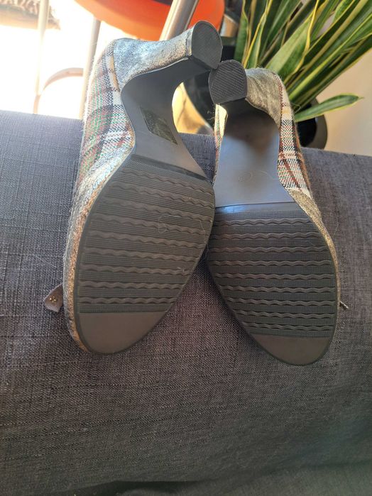 Sapatos quadrados e dourado tamanho 38