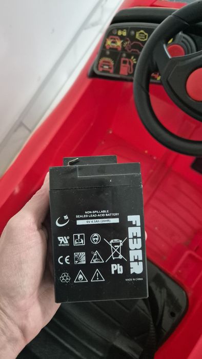 Дитячий електромобіль на батареї.