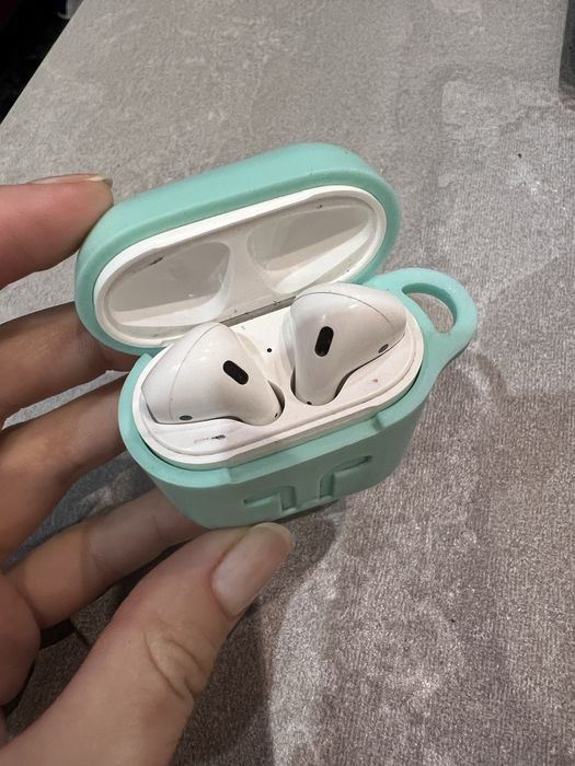 Продам оригинальные Apple AirPods 2 в хорошем состоянии.