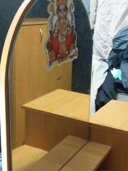 Трюмо з двома шафами та дзеркалом напіовальним