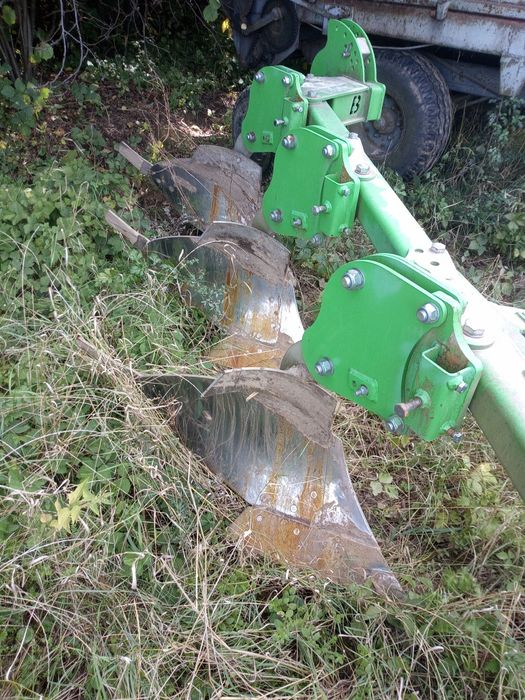 Pług jednobelkowy trzyskibowy BOMET