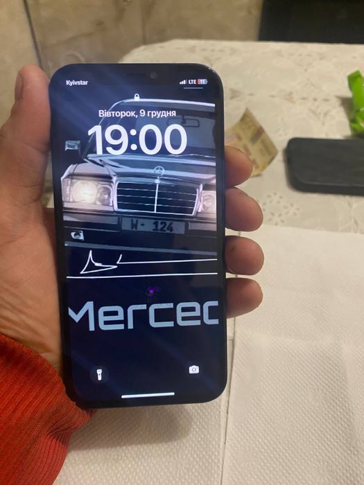 Айфон 12 з чихлом та зарядкою