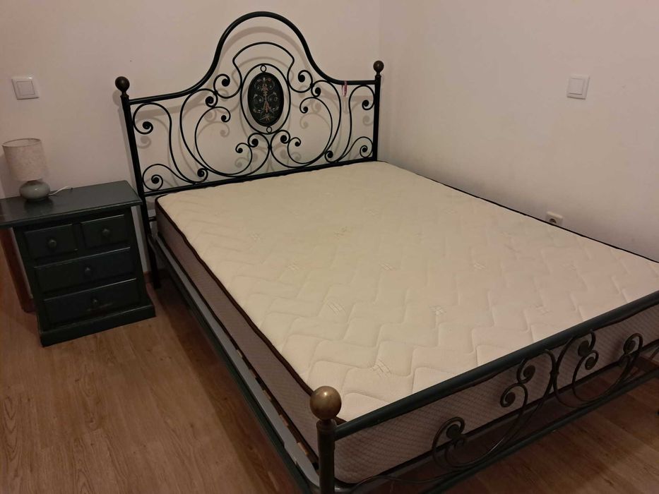 Cama de casal de ferro forjado com colchão