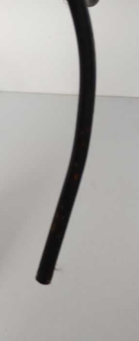 Tripé com vasos decorativos