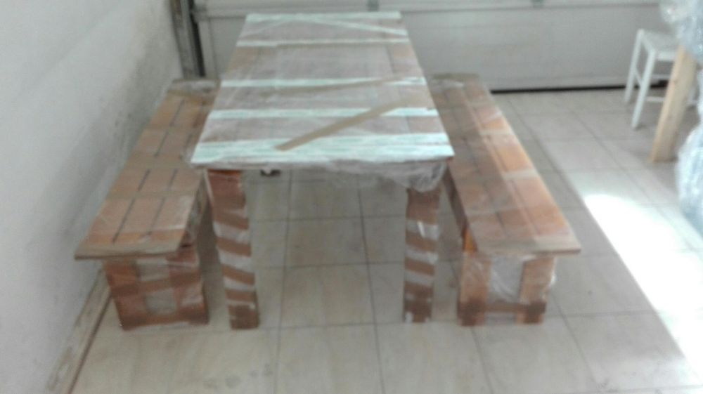Mesa de madeira com 2 bancos corridos.
