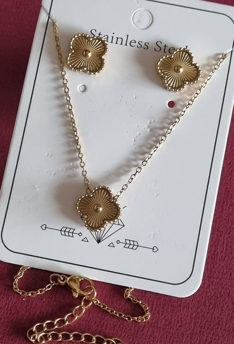 Conjunto dourado (colar e brincos), em aço, com trevo estriado.