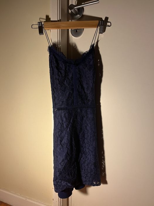 vestido axul com detalhe em renda