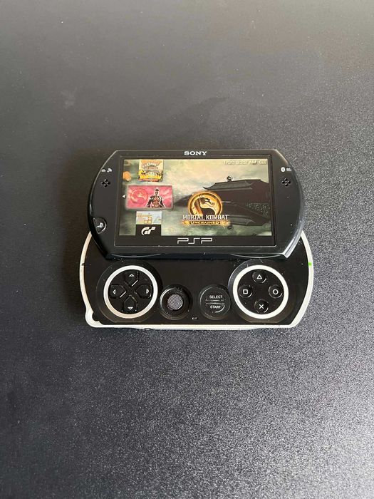 Sony PlayStation Portable Go Preta com 100+ Jogos