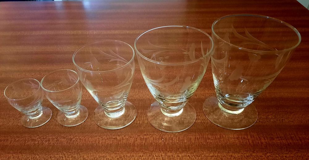 Raríssimo Serviço de Mesa para 6 pessoas "Flor de Lótus" – Vidro Lapidado (52 Peças)