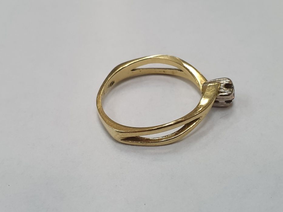 Ciekawy złoty pierścionek/ 750/ 3.49 gram/ DIA 0.15CT/ Wycena/ R17