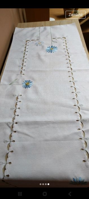 Serweta bieżnik z haftem niebieskim