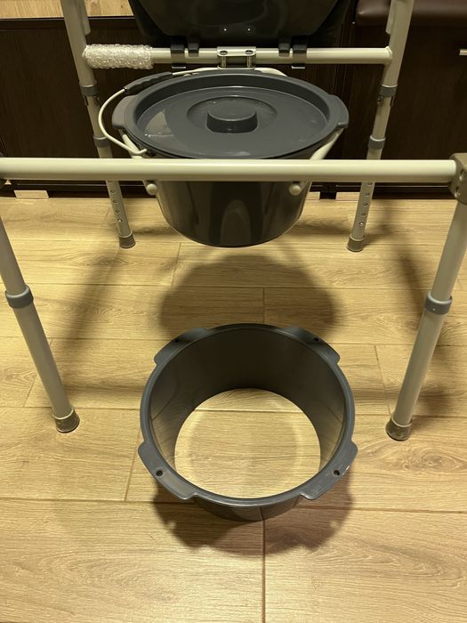 Крісло туалет-санітарне, для людей з інвалідністю, або похилого віку