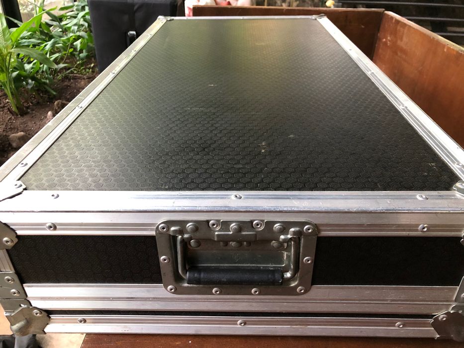 Flight Case com 2 Pioneer Cdjs 850 e uma mesa Pioneer Djm 750