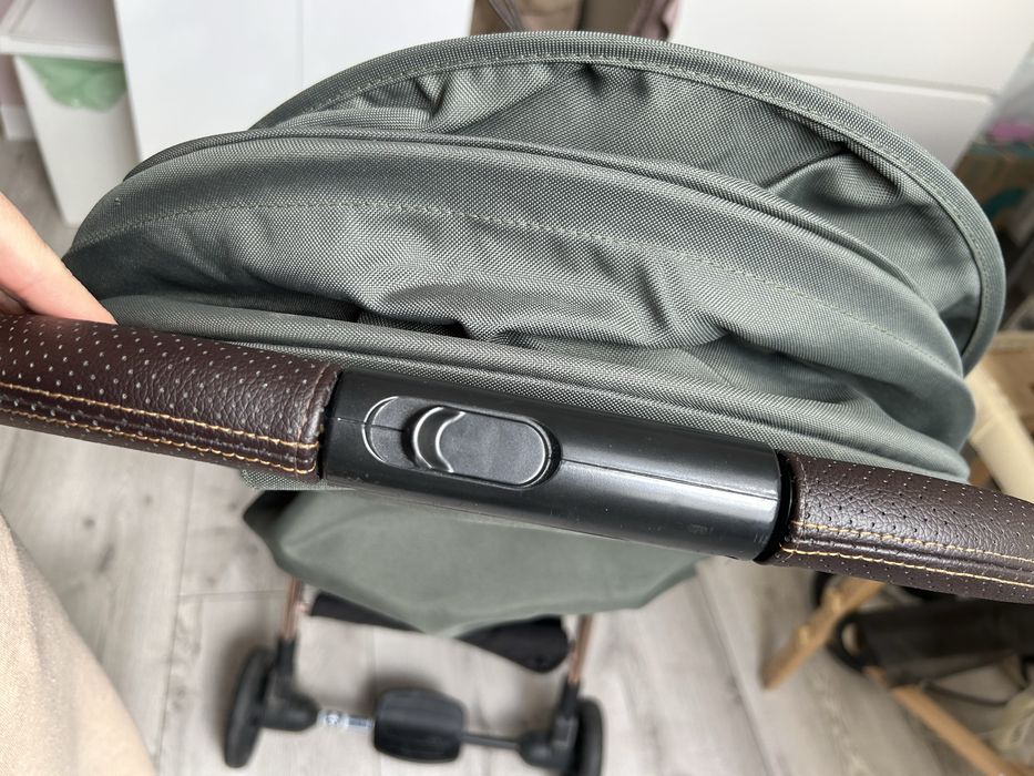 Spacerówka Leclerc influencer w kolorze army green do samolotu