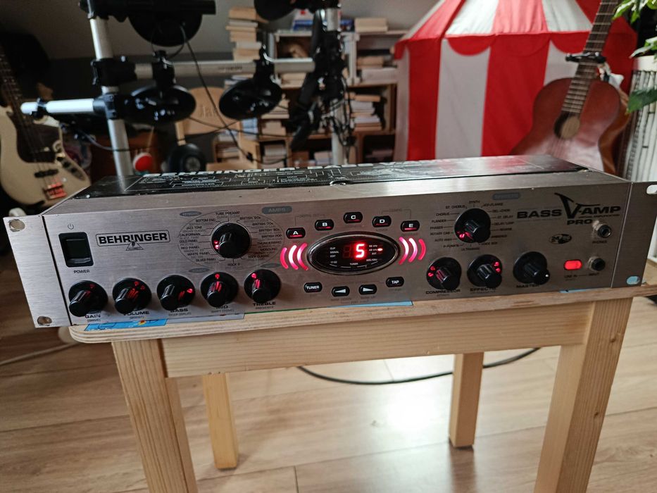 Behringer efekt basowy