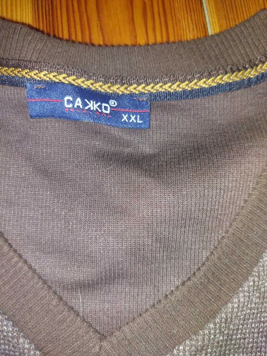 Brązowy sweter męski w serek