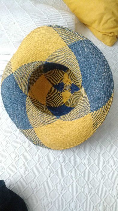 Chapéu em palha amarelo e azul