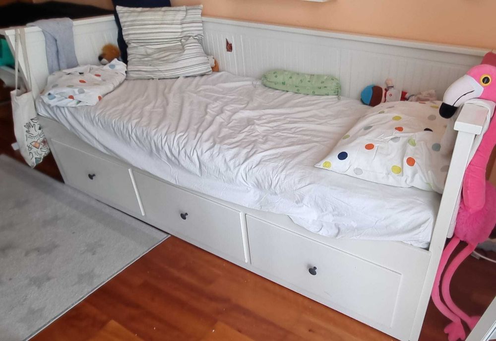 Sofá-Cama Hemnes IKEA e 2 colchões