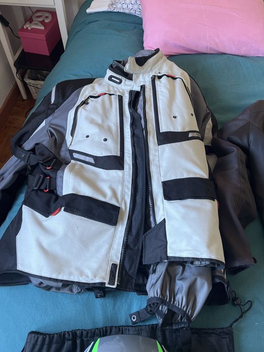 Roupa e capacete de mota