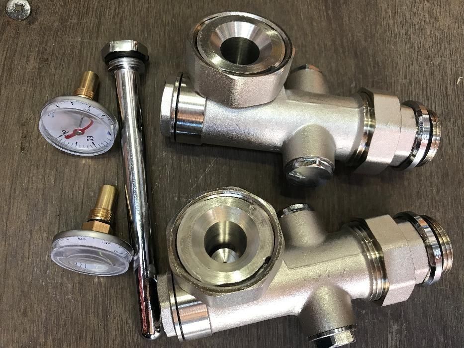 Коллектор и трубы для теплого пола в сборе