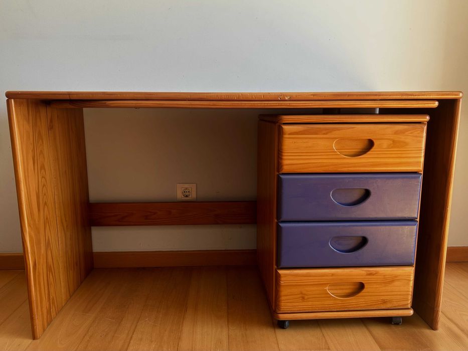 Quarto juvenil em pinho maciço