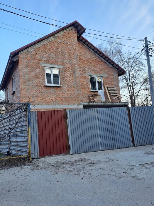Продам двоповерховий будинок в центрі міста.
