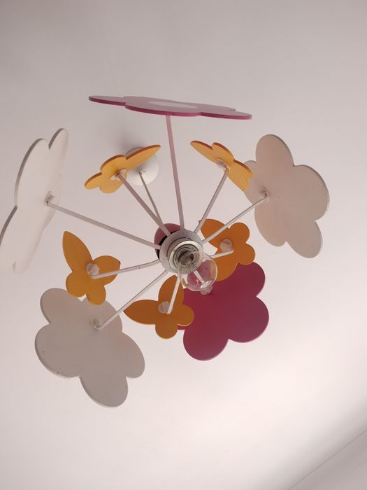 Candeeiro de teto para quarto de menina