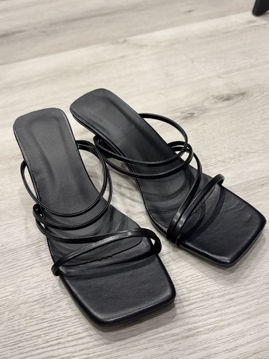 Чорні босоніжки