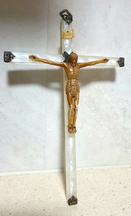 Antigo crucifixo com Cristo em celuloíde  e cruz cor madrepérola