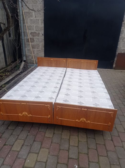 Два ліжка односпальні