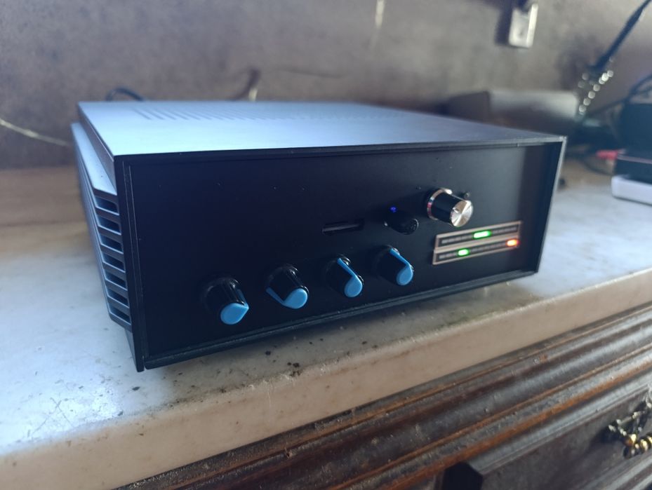 Mini amplificador MP3, com 100W * 2, tem bluetooth, cartão micro SD e entradas RCA.