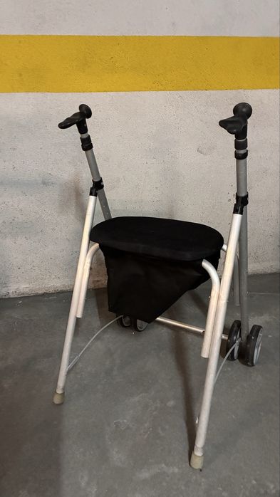 Andarilho com rodas  e bolsa