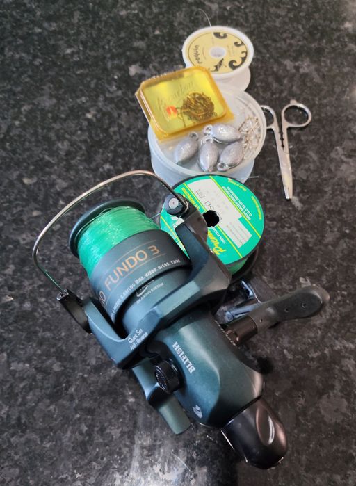 Cana de pesca com carreto e acessórios.