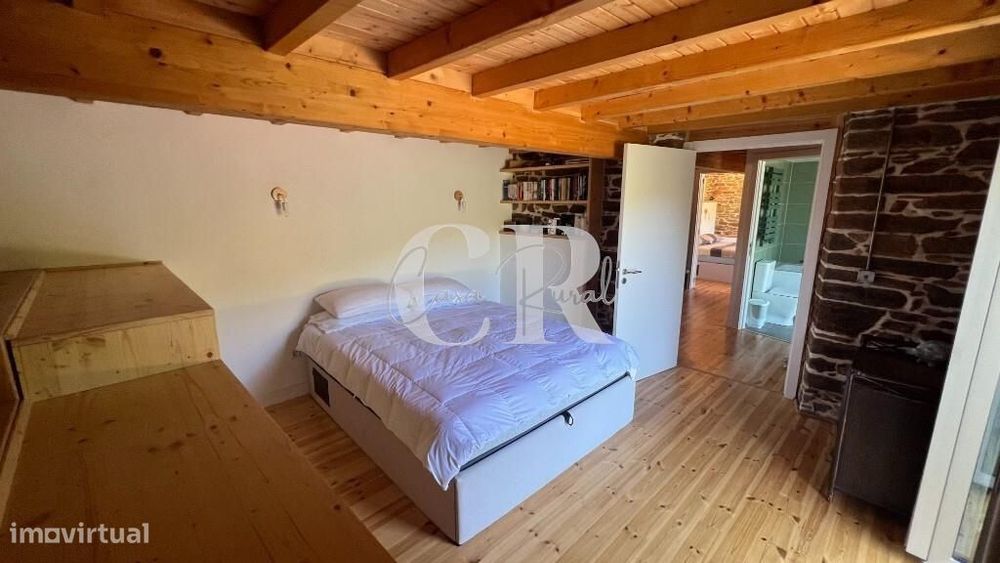 Casa de Pedra Renovada, Ruínas, Riacho, Poços e 15.570m2 de Terreno na